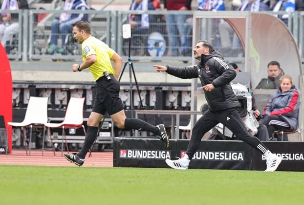 04 11 2023 Soccer Season 2023 2024 2 Soccer Bundesliga 12 Matchday 1 FC Nürnberg FCN Club FC Schalke 04 S04 Knappen Sportfoto Zink DaMa xdaxmax DFL regulations prohibit any use of photographs as image sequences and or quasi video only for editorial use Cristian Fiel Trainer 1 FC Nürnberg FCN calls Wolfgang Haslberger referee something, for which he sees the yellow card yellow