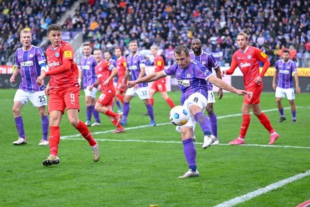 04 11 2023, Football, 2 Bundesliga, Matchday 12 Season 2023 2024, VfL Osnabrück Holstein Kiel, Benedikt Pichler Holstein Kiel , Robert Tesche VfL 1899 Osnabrück xRHR PHOTO TKx Copyright: RHR-FOTOx RHR-FOTO TK