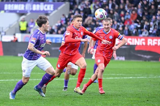 04 11 2023, Soccer, 2 Bundesliga, Matchday 12 Season 2023 2024, VfL Osnabrück Holstein Kiel, Benedikt Pichler Holstein Kiel , Florian Kleinhansl VfL 1899 Osnabrück xRHR PHOTO TKx Copyright: RHR-FOTOx RHR-FOTO TK