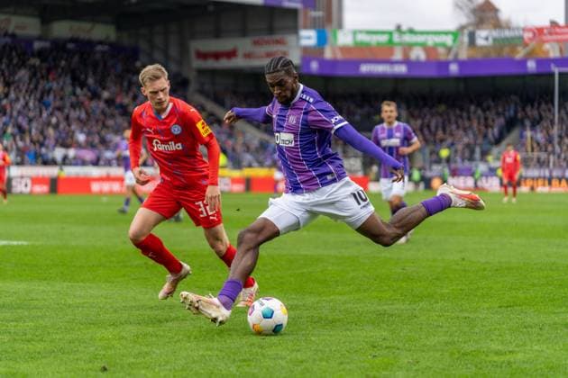 Kwasi Okyere Wriedt VfL Osnabrueck, 10 , Jonas Sterner Holstein Kiel, 32 GER, VfL Osnabrueck vs Holstein Kiel, Football, 2 Bundesliga, Matchday 12, Season 2023 2024, 04 11 2023 DFL REGULATES PROHIBIT ANY USE OF PHOTOGRAPHS AS IMAGE SEQUENCES AND OR QUASI VIDEO VfL Osnabrueck vs Holstein Kiel, Football, 2 Bundesliga, Matchday 12, Season 2023 2024, 04 11 2023 Osnabrueck Copyright: xEibner-Pressefoto FabioxDeinertx EP_FDT
