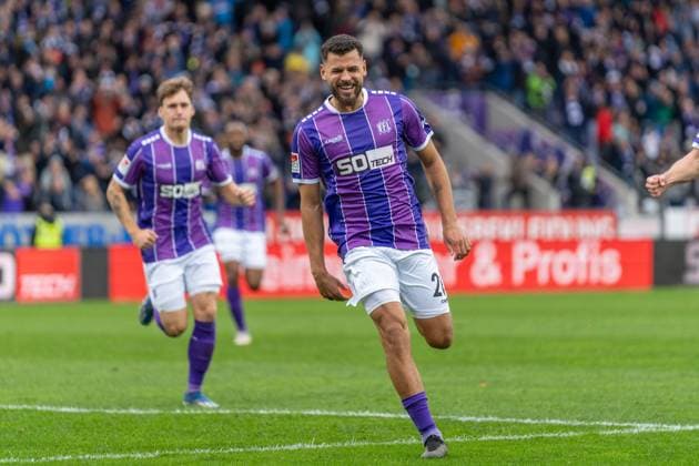 Dave Gnaase VfL Osnabrueck, 26 celebrates after his goal for 1 0 GER, VfL Osnabrueck vs Holstein Kiel, Football, 2 Bundesliga, Matchday 12, Season 2023 2024, 04 11 2023 DFL REGULATES PROHIBIT ANY USE OF PHOTOGRAPHS AS IMAGE SEQUENCES AND OR QUASI VIDEO VfL Osnabrueck vs Holstein Kiel, Football, Bundesliga 2, Matchday 12, Season 2023 2024, 04 11 2023 Osnabrueck Copyright: xEibner-Pressefoto FabioxDeinertx EP_FDT