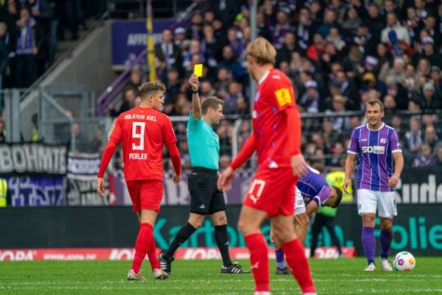Referee Patrick Ittrich with the yellow card GER, VfL Osnabrueck vs Holstein Kiel, Football, 2 Bundesliga, Matchday 12, Season 2023 2024, 04 11 2023 DFL REGULATIONS PROHIBIT ANY USE OF PHOTOGRAPHS AS IMAGE SEQUENCES AND OR QUASI VIDEO VfL Osnabrueck vs Holstein Kiel, Football, 2 Bundesliga, Matchday 12, Season 2023 2024, 04 11 2023 Osnabrueck Copyright: xEibner-Pressefoto FabioxDeinertx EP_FDT