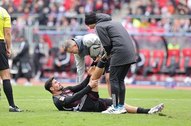 04 11 2023 Soccer Season 2023 2024 2 Soccer Bundesliga 12 Matchday 1 FC Nuremberg FCN Club FC Schalke 04 S04 Knappen Sportfoto Zink DaMa xdaxmax DFL regulations prohibit any use of photographs as image sequences and or quasi video only for editorial use Ahmet Gürleyen Guerleyen 3, 1 FC Nuremberg FCN with pain injury injured on the ground