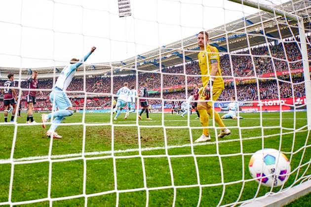 04 11 2023 Fußball Saison 2023 2024 2 Fußball Bundesliga 12 Spieltag 1 FC Nürnberg FCN Club FC Schalke 04 S04 Knappen Sportfoto Zink PeKo xpexkox DFL regulations prohibit any use of photographs as image sequences and or quasi video only for editorial use Tor zum 1 2 von Danny Latza 8, FC Schalke 04 S04 Christian Mathenia 26, 1 FC Nuremberg FCN Goal celebrations Cheers Goal scorer Henning Matriciani 41, FC Schalke 04 S04 Ron Schallenberg 6, FC Schalke 04 S04 Jannes Kilian Horn 38, 1 FC Nuremberg FCN Sebastian Polter 40, FC Schalke 04 S04 fcn_s04_peko