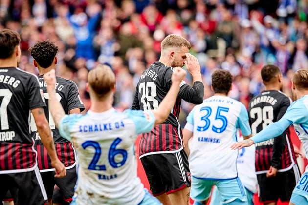 04 11 2023 Soccer Season 2023 2024 2 Soccer Bundesliga 12 Matchday 1 FC Nürnberg FCN Club FC Schalke 04 S04 Knappen Sportfoto Zink PeKo xpexkox DFL regulations prohibit any use of photographs as image sequences and or quasi video only for editorial use Jannes Kilian Horn 38, 1 FC Nürnberg FCN Disappointment Disappointed Unhappy Defeated Disappointment Disappointed after conceding a goal in front Goal celebration Cheering Goal scorer 1 2 by Danny Latza 8, FC Schalke 04 S04 not in picture Tomas Kalas 26, FC Schalke 04 S04 fcn_s04_peko
