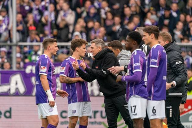 Tobias Schweinsteiger VfL Osnabrueck, Coach GER, VfL Osnabrueck vs Holstein Kiel, Football, 2 Bundesliga, Matchday 12, Season 2023 2024, 04 11 2023 DFL REGULATIONS PROHIBIT ANY USE OF PHOTOGRAPHS AS IMAGE SEQUENCES AND OR QUASI VIDEO VfL Osnabrueck vs Holstein Kiel, Football, 2 Bundesliga, Matchday 12, Season 2023 2024, 04 11 2023 Osnabrueck Copyright: xEibner-Pressefoto FabioxDeinertx EP_FDT