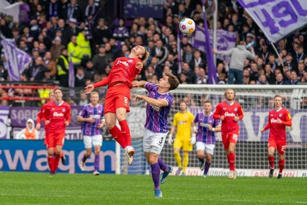 Finn Porath Holstein Kiel, 08 , Florian Kleinhansl VfL Osnabrueck, 03 GER, VfL Osnabrueck vs Holstein Kiel, Football, 2 Bundesliga, Matchday 12, Season 2023 2024, 04 11 2023 DFL REGULATES PROHIBIT ANY USE OF PHOTOGRAPHS AS IMAGE SEQUENCES AND OR QUASI VIDEO VfL Osnabrueck vs Holstein Kiel, Football, 2 Bundesliga, Matchday 12, Season 2023 2024, 04 11 2023 Osnabrueck Copyright: xEibner-Pressefoto FabioxDeinertx EP_FDT