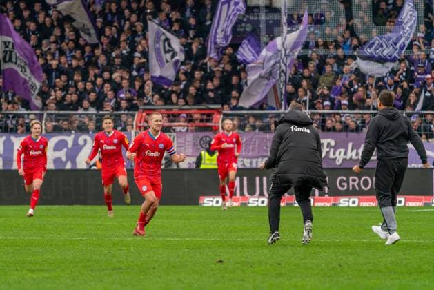 Holstein Kiel with the equalizer to 1 1 by Benedikt Pichler Holstein Kiel, 09 GER, VfL Osnabrueck vs Holstein Kiel, Soccer, 2 Bundesliga, Matchday 12, Season 2023 2024, 04 11 2023 DFL REGULATES PROHIBIT ANY USE OF PHOTOGRAPHS AS IMAGE SEQUENCES AND OR QUASI VIDEO VfL Osnabrueck vs Holstein Kiel, Football, 2 Bundesliga, Matchday 12, Season 2023 2024, 04 11 2023 Osnabrueck Copyright: xEibner-Pressefoto FabioxDeinertx EP_FDT