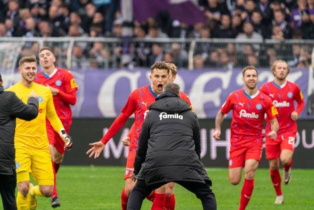 Holstein Kiel with the equalizer to 1 1 by Benedikt Pichler Holstein Kiel, 09 GER, VfL Osnabrueck vs Holstein Kiel, Soccer, 2 Bundesliga, Matchday 12, Season 2023 2024, 04 11 2023 DFL REGULATES PROHIBIT ANY USE OF PHOTOGRAPHS AS IMAGE SEQUENCES AND OR QUASI VIDEO VfL Osnabrueck vs Holstein Kiel, Football, 2 Bundesliga, Matchday 12, Season 2023 2024, 04 11 2023 Osnabrueck Copyright: xEibner-Pressefoto FabioxDeinertx EP_FDT