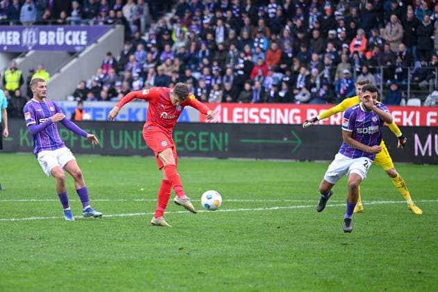 04 11 2023, Soccer, 2 Bundesliga, Matchday 12 Season 2023 2024, VfL Osnabrück Holstein Kiel, Benedikt Pichler Holstein Kiel scores the goal for 1 1 xRHR PHOTO TKx Copyright: RHR-FOTOx RHR-FOTO TK