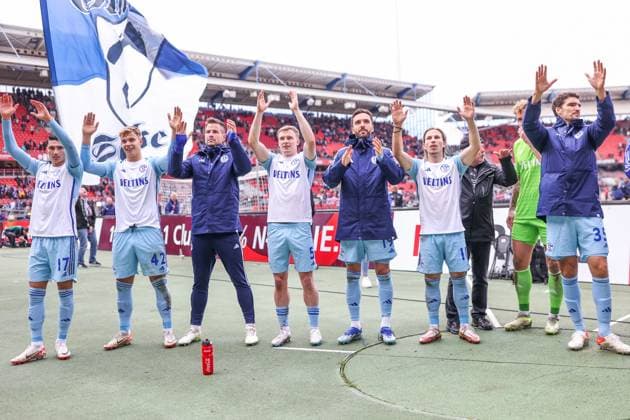 04 11 2023, Football, 2 Bundesliga, Matchday 12, Season 2023 2024, 1 FC Nuremberg FC Schalke 04, FC Schalke 04 team celebrates away win with fans Nuremberg Max Morlock Stadium Bayern Germany xRHR PHOTO TRx Copyright: RHR-FOTOx RHR-FOTO TR