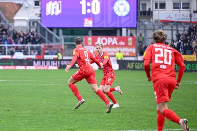 04 11 2023, Football, 2 Bundesliga, Matchday 12 Season 2023 2024, VfL Osnabrück Holstein Kiel, Benedikt Pichler Holstein Kiel celebrates the goal to 1 1 with Finn Porath Holstein Kiel xRHR PHOTO TKx Copyright: RHR-FOTOx RHR-FOTO TK