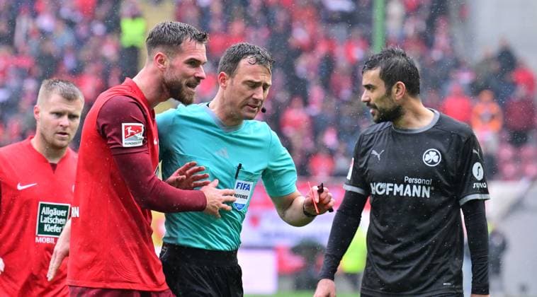 04 11 2023 Soccer Season 2023 2024 2 Soccer Bundesliga 12 Matchday 1 FC Kaiserslautern Lautern FCK Rote Teufel SpVgg Greuther Fürth Kleeblatt Sportfoto Zink xwoxzix DFL regulations prohibit any use of photographs as image sequences and or quasi video only for editorial use Boris Tomiak 2, 1 FC Kaiserslautern FCK Felix Zwayer Referee