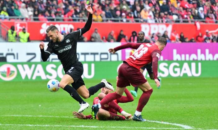 04 11 2023 Soccer Season 2023 2024 2 Soccer Bundesliga 12 Matchday 1 FC Kaiserslautern Lautern FCK Rote Teufel SpVgg Greuther Fürth Kleeblatt Sportfoto Zink xwoxzix DFL regulations prohibit any use of photographs as image sequences and or quasi video only for editorial use Dennis Srbeny 7, SpVgg Greuther Fürth Jan Elvedi 33, 1 FC Kaiserslautern FCK
