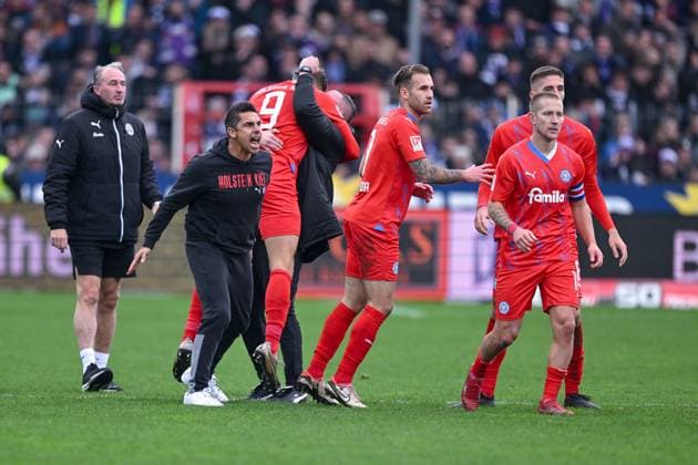 04 11 2023, Football, 2 Bundesliga, Matchday 12 Season 2023 2024, VfL Osnabrück Holstein Kiel, Benedikt Pichler Holstein Kiel celebrates the goal to 1 1 with the team Marcel Rapp Holstein Kiel xRHR PHOTO TKx Copyright: RHR-FOTOx RHR-FOTO TK
