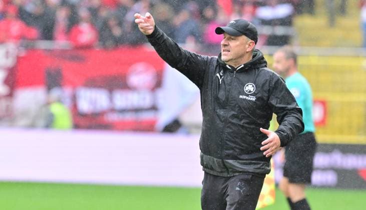 04 11 2023 Soccer Season 2023 2024 2 Soccer Bundesliga 12 Matchday 1 FC Kaiserslautern Lautern FCK Rote Teufel SpVgg Greuther Fürth Kleeblatt Sportfoto Zink xwoxzix DFL regulations prohibit any use of photographs as image sequences and or quasi video only for editorial use Alexander Zorniger Trainer SpVgg Greuther Fürth