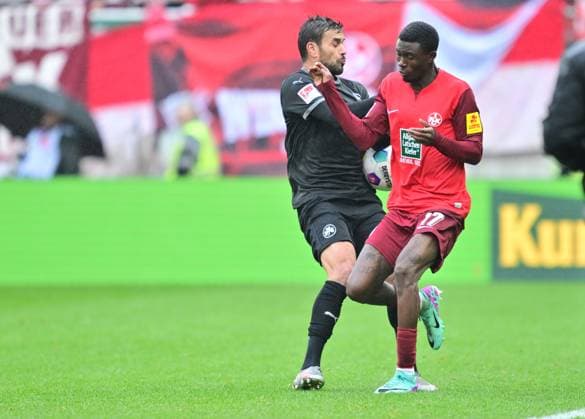 04 11 2023 Soccer Season 2023 2024 2 Soccer Bundesliga 12 Matchday 1 FC Kaiserslautern Lautern FCK Rote Teufel SpVgg Greuther Fürth Kleeblatt Sportfoto Zink xwoxzix DFL regulations prohibit any use of photographs as image sequences and or quasi video only for editorial use Oussama Haddadi 5, SpVgg Greuther Fürth Aaron Opoku 17, 1 FC Kaiserslautern FCK