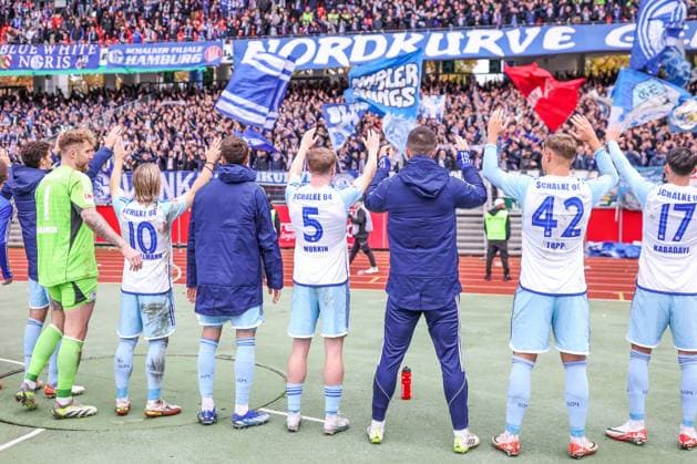 04 11 2023, Football, 2 Bundesliga, Matchday 12, Season 2023 2024, 1 FC Nuremberg FC Schalke 04, FC Schalke 04 team celebrates away win with fans Nuremberg Max Morlock Stadium Bayern Germany xRHR PHOTO TRx Copyright: RHR-FOTOx RHR-FOTO TR