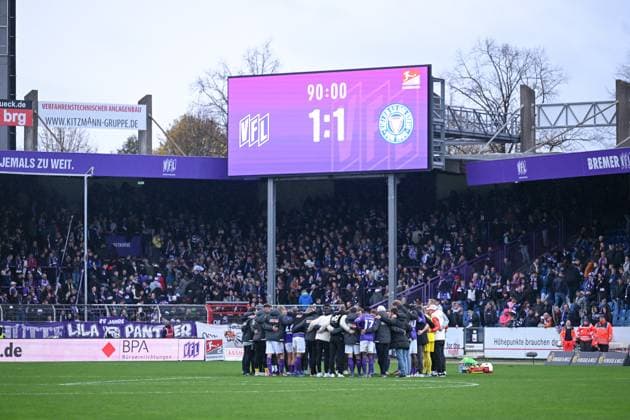 04 11 2023, Soccer, 2 Bundesliga, Matchday 12 Season 2023 2024, VfL Osnabrück Holstein Kiel, Player circle VfL Osnabrück with scoreboard 1 1 xRHR PHOTO TKx Copyright: RHR-FOTOx RHR-FOTO TK
