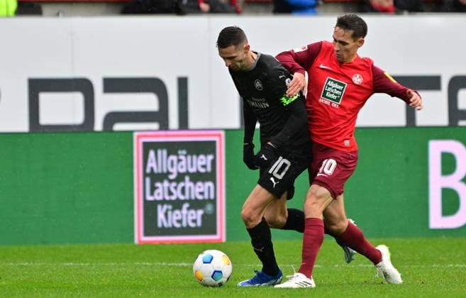 04 11 2023 Soccer Season 2023 2024 2 Soccer Bundesliga 12 Matchday 1 FC Kaiserslautern Lautern FCK Rote Teufel SpVgg Greuther Fürth Kleeblatt Sportfoto Zink MeZi xmexzix DFL regulations prohibit any use of photographs as image sequences and or quasi video only for editorial use Branimir Hrgota 10 SpVgg Greuther Fürth, left Philipp Klement 10, 1 FC Kaiserslautern FCK