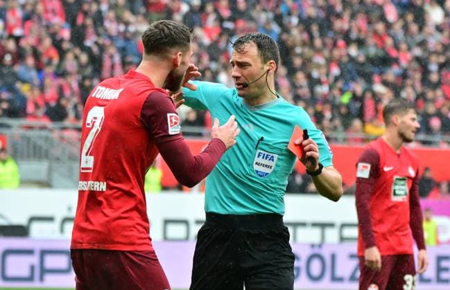 04 11 2023 Soccer Season 2023 2024 2 Soccer Bundesliga 12 Matchday 1 FC Kaiserslautern Lautern FCK Rote Teufel SpVgg Greuther Fürth Kleeblatt Sportfoto Zink MeZi xmexzix DFL regulations prohibit any use of photographs as image sequences and or quasi video only for editorial use Felix Zwayer Referee shows Boris Tomiak 2, 1 FC Kaiserslautern FCK red card red sending off