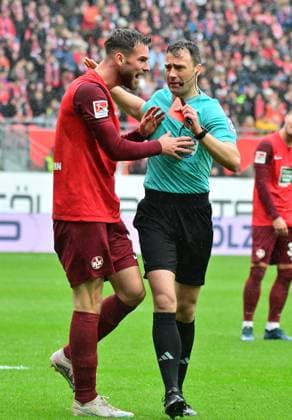 04 11 2023 Soccer Season 2023 2024 2 Soccer Bundesliga 12 Matchday 1 FC Kaiserslautern Lautern FCK Rote Teufel SpVgg Greuther Fürth Kleeblatt Sportfoto Zink MeZi xmexzix DFL regulations prohibit any use of photographs as image sequences and or quasi video only for editorial use Felix Zwayer Referee shows Boris Tomiak 2, 1 FC Kaiserslautern FCK red card red sending off