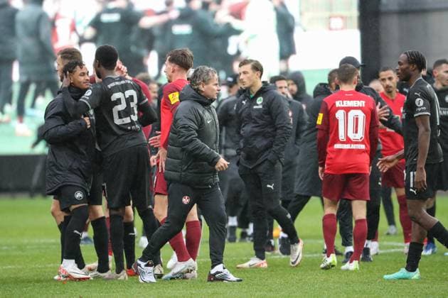 04 11 2023, xusrbx, Fußball 2 Bundesliga, 1 FC Kaiserslautern Spvgg Greuther Fuerth emspor, the players of both teams Dirk Schuster Trainer 1 FC Kaiserslautern , Mitte , DFL DFB REGULATIONS PROHIBIT ANY USE OF PHOTOGRAPHS as IMAGE SEQUENCES and or QUASI VIDEO Kaiserslautern