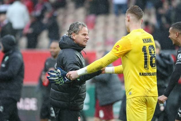 04 11 2023, xusrbx, Soccer 2 Bundesliga, 1 FC Kaiserslautern Spvgg Greuther Fuerth emspor, v l Dirk Schuster Trainer 1 FC Kaiserslautern , Julian Krahl 1 FC Kaiserslautern, 18 , DFL DFB REGULATIONS PROHIBIT ANY USE OF PHOTOGRAPHS as IMAGE SEQUENCES and or QUASI VIDEO Kaiserslautern