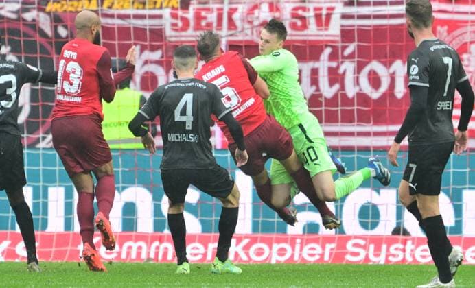 04 11 2023 Soccer Season 2023 2024 2 Soccer Bundesliga 12 Matchday 1 FC Kaiserslautern Lautern FCK Rote Teufel SpVgg Greuther Fürth Kleeblatt Sportfoto Zink xwoxzix DFL regulations prohibit any use of photographs as image sequences and or quasi video only for editorial use Zusammenprall Kevin Kraus 5, 1 FC Kaiserslautern FCK Jonas Urbig 40, SpVgg Greuther Fürth