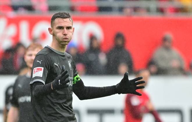 04 11 2023 Soccer Season 2023 2024 2 Soccer Bundesliga 12 Matchday 1 FC Kaiserslautern Lautern FCK Rote Teufel SpVgg Greuther Fürth Kleeblatt Sportfoto Zink MeZi xmexzix DFL regulations prohibit any use of photographs as image sequences and or quasi video only for editorial use Branimir Hrgota 10 SpVgg Greuther Fürth Kapitän Spielführer Mannschaftskapitän