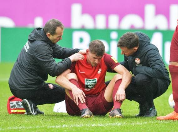 Football 2 Bundesliga Season 2023 24 Kaiserslautern Fritz Walter Stadion 28 10 2023 1 FC Kaiserslautern fck SpVgg Greuther Fürth fue 0 2 Dazed after a collision Kevin KRAUS 1 FC Kaiserslautern , he had to be substituted Football 2 Bundesliga 1 FC Kaiserslautern