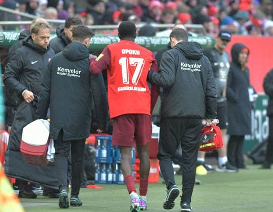 Football 2 Bundesliga Season 2023 24 Kaiserslautern Fritz Walter Stadion 28 10 2023 1 FC Kaiserslautern fck SpVgg Greuther Fürth fue 0 2 Aaron OPOKU 1 FC Kaiserslautern had to leave the pitch injured Football 2 Bundesliga 1 FC Kaiserslautern