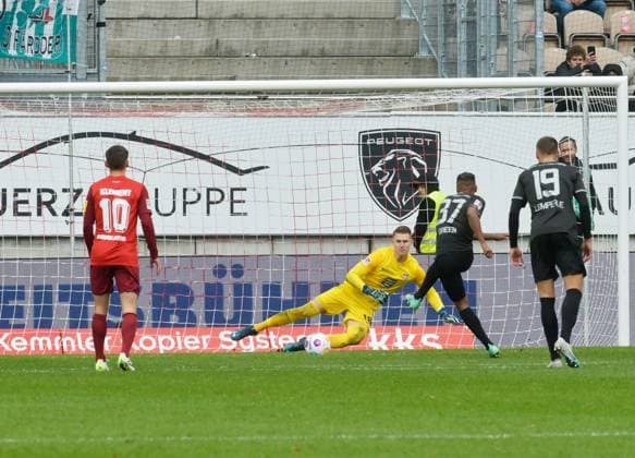Soccer 2 Bundesliga Season 2023 24 Kaiserslautern Fritz Walter Stadion 28 10 2023 1 FC Kaiserslautern fck SpVgg Greuther Fürth fue 0 2 11 meters for Fürth by Julian GREEN SpVgg Fürth , Nr 37, Goalkeeper Julian KRAHL 1 FC Kaiserslautern is without chance Soccer 2 Bundesliga 1 FC Kaiserslautern