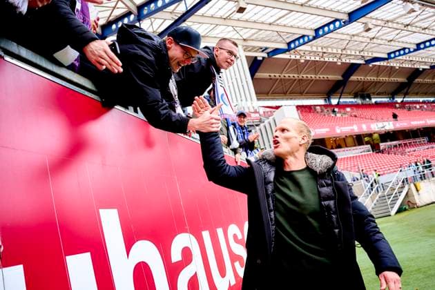 04 11 2023 Soccer Season 2023 2024 2 Soccer Bundesliga 12 Matchday 1 FC Nürnberg FCN Club FC Schalke 04 S04 Knappen Sportfoto Zink PeKo xpexkox DFL regulations prohibit any use of photographs as image sequences and or quasi video only for editorial use Karel Geraerts coach interim coach FC Schalke 04 S04 after the end of the match with fans fcn_s04_peko