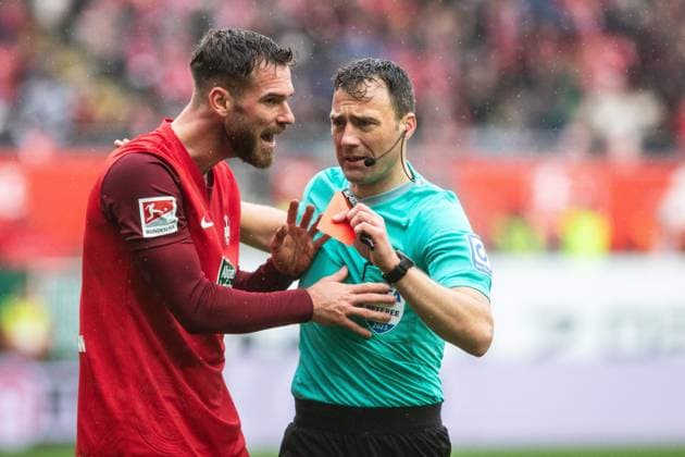 Broke for Lautern Boris Tomiak 2 gets a red card from Felix Zwayer after the 1 2 GER, 1 FC Kaiserslautern vs Greuter Fürth, Soccer 2 Liga, Matchday 12, Season 2023 2024, 4 11 2023 DFL REGULATES PROHIBIT ANY USE OF PHOTOGRAPHS AS IMAGE SEQUENCES AND OR QUASI VIDEO, 1 FC Kaiserslautern vs Greuter Fürth, Football 2 Liga, Matchday 12, Season 2023 2024, 4 11 2023 Kaiserslautern Copyright: xFoto:xEIBNER ThomasxFuesslerx EP_tfr