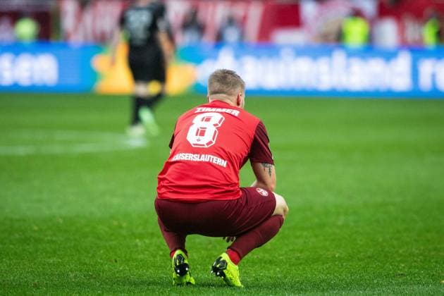 After Kaiserslauterns defeat against Fürth, Jean Zimmer 8 is served GER, 1 FC Kaiserslautern vs Greuter Fürth, Soccer 2 Liga, Matchday 12, Season 2023 2024, 4 11 2023 DFL REGULATIONS PROHIBIT ANY USE OF PHOTOGRAPHS AS IMAGE SEQUENCES AND OR QUASI VIDEO, 1 FC Kaiserslautern vs Greuter Fürth, Soccer 2 Liga, Matchday 12, Season 2023 2024, 4 11 2023 Kaiserslautern Copyright: xFoto:xEIBNER ThomasxFuesslerx EP_tfr