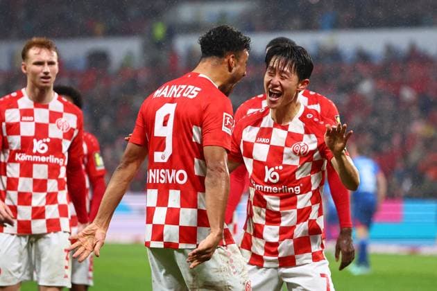 Sport Themen der Woche KW44 Jae-Sung Lee (Mainz) feiert sein Tor zum 1:0 gegen Leipzig, links: Karim Onisiwo (Mainz) FSV Mainz 05 vs RB Leipzig, Fussball, 1. Bundesliga, 04.11.2023 DFL REGULATIONS PROHIBIT ANY USE OF PHOTOGRAPHS AS IMAGE SEQUENCES AND OR QUASI-VIDEO FSV Mainz 05 vs RB Leipzig, Fussball, 1. Bundesliga, 04.11.2023 Mainz *** Jae Sung Lee Mainz celebrates his goal for 1 0 against Leipzig, left Karim Onisiwo Mainz FSV Mainz 05 vs RB Leipzig, Soccer, 1 Bundesliga, 04 11 2023 DFL REGULATIONS PROHIBIT ANY USE OF PHOTOGRAPHS AS IMAGE SEQUENCES AND OR QUASI VIDEO FSV Mainz 05 vs RB Leipzig, Soccer, 1 Bundesliga, 04 11 2023 Mainz Copyright: xEibner-Pressefotox EP_RWS