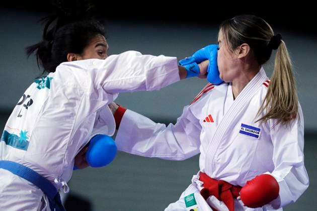 Sport Themen der Woche KW44 SANTIAGO, CHILE - NOV 04: Gabriella Izaguirre de El Salvador en action contra Claudia De la Cruz de Peru, durante los Juegos Panamericanos Santiago 2023 el 04 de Noviembre en Santiago, Chile (Foto de Luis Hidalgo Santiago 2023 via Photosport). SANTIAGO, CHILE - NOV 04: Gabriella Izaguirre de El Salvador in action against Claudia De la Cruz of Peru, during the Santiago 2023 Pan American Games on November 04 in Santiago, Chile (Photo by Luis Hidalgo Santiago 2023 via Photosport) Dia 16, karate, femenino -50kg Day 16, karate, womenÂ s -50kg