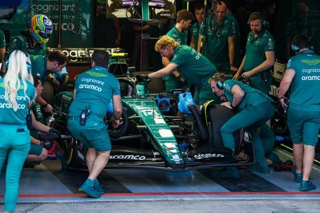 14 ALONSO Fernando (spa), Aston Martin F1 Team AMR23, mechanics working on the car in the garage after collision with Esteban Ocon during the 2023 Formula 1 Rolex Grande Premio de Sao Paulo, 20th round of the 2023 Formula One World Championship, WM, Weltmeisterschaft from November 3 to 5, 2023 on the Autodromo JosÃ Carlos Pace, in Sao Paulo, Brazil - F1 - SAO PAULO GRAND PRIX 2023 DPPI Panoramic  00123044_G0OD0969