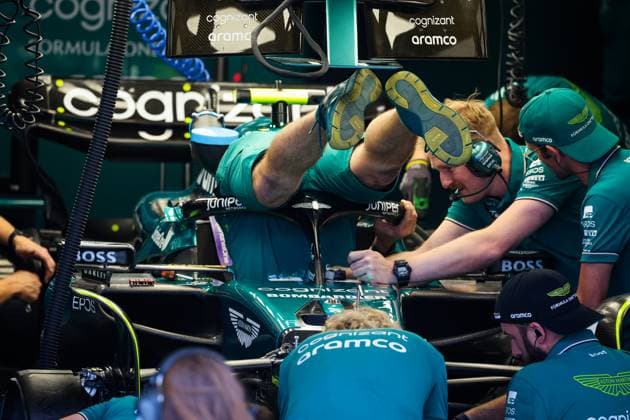 14 ALONSO Fernando (spa), Aston Martin F1 Team AMR23, mechanics working on the car in the garage after collision with Esteban Ocon during the 2023 Formula 1 Rolex Grande Premio de Sao Paulo, 20th round of the 2023 Formula One World Championship, WM, Weltmeisterschaft from November 3 to 5, 2023 on the Autodromo JosÃ Carlos Pace, in Sao Paulo, Brazil - F1 - SAO PAULO GRAND PRIX 2023 DPPI Panoramic  00123044_G0OD1002