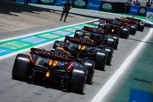 81 PIASTRI Oscar (aus), McLaren F1 Team MCL60, 04 NORRIS Lando (gbr), McLaren F1 Team MCL60, 63 RUSSELL George (gbr), Mercedes AMG F1 Team W14, action pitlane during the 2023 Formula 1 Rolex Grande Premio de Sao Paulo, 20th round of the 2023 Formula One World Championship, WM, Weltmeisterschaft from November 3 to 5, 2023 on the Autodromo Josà Carlos Pace, in Sao Paulo, Brazil - F1 - SAO PAULO GRAND PRIX 2023 DPPI Panoramic 00123044_G0OD1024