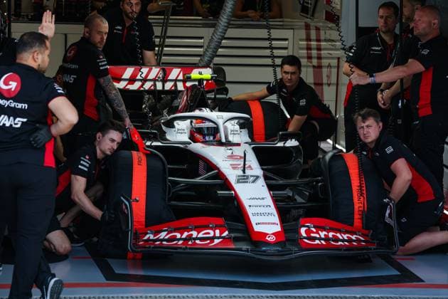 27 HULKENBERG Nico (ger), Haas F1 Team VF-23 Ferrari, action garage, box, during the 2023 Formula 1 Rolex Grande Premio de Sao Paulo, 20th round of the 2023 Formula One World Championship, WM, Weltmeisterschaft from November 3 to 5, 2023 on the Autodromo Josà Carlos Pace, in Sao Paulo, Brazil - F1 - SAO PAULO GRAND PRIX 2023 DPPI Panoramic 00123044_G0OD1030