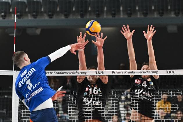 Volleyball I Men I 2023 2024 I Bundesliga I DVV Cup Round of 16 I SVG Lüneburg Baden Volleys SSC Karlsruhe I 4 11 2023 Jesse William Elser 3, SVG Lüneburg breaks through the block of Alexander Benz 16, BADEN VOLLEYS SSC Karlsruhe and 4, BADEN VOLLEYS SSC Karlsruhe Lüneburg LKH Arena Niedersachsen Germany Copyright: xLobeca AndreasxHannigx