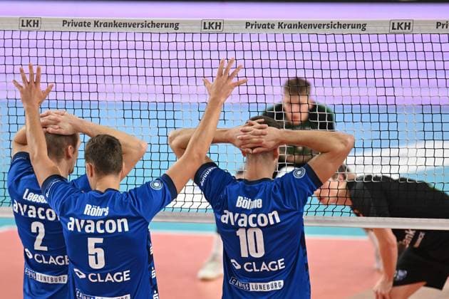 Volleyball I Men I 2023 2024 I Bundesliga I DVV Cup Round of 16 I SVG Lüneburg Baden Volleys SSC Karlsruhe I 4 11 2023 Symbol photo Blake Gregory Leeson 2, SVG Lüneburg , Erik Johannes Röhrs 5, SVG Lüneburg and Yann Böhme 10, SVG Lüneburg Block preparation Lüneburg LKH Arena Niedersachsen Germany Copyright: xLobeca AndreasxHannigx