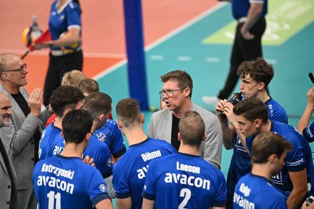 Volleyball I Men I 2023 2024 I Bundesliga I DVV Cup Round of 16 I SVG Lüneburg Baden Volleys SSC Karlsruhe I 4 11 2023 Stefan Hübner SVG Lüneburg gets his men in the mood Lüneburg LKH Arena Niedersachsen Germany Copyright: xLobeca AndreasxHannigx