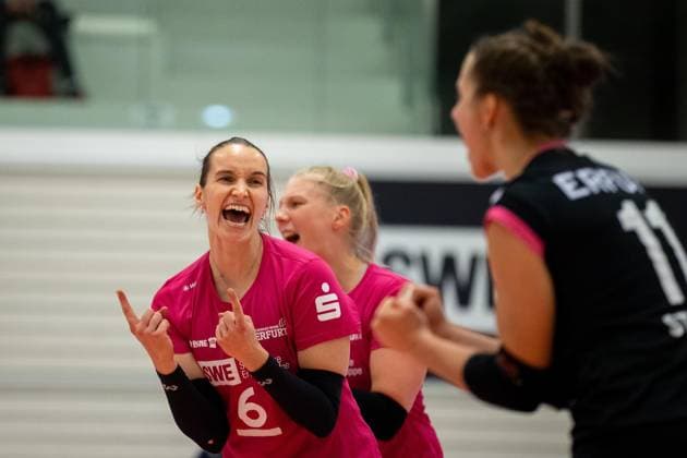 DVV Pokal Round of 16 Schwarz Weiss Erfurt vs VC Wiesbadent Erfurt 04 11 2023 Cheers, Sina Fuchs 6 Schwarz Weiss Erfurt DVV Pokal Round of 16 Schwarz Weiss Erfurt vs VC Wiesbadent Riethsporthalle Erfurt 04 11 2023 Copyright: xBEAUTIFULxSPORTS Duehringx
