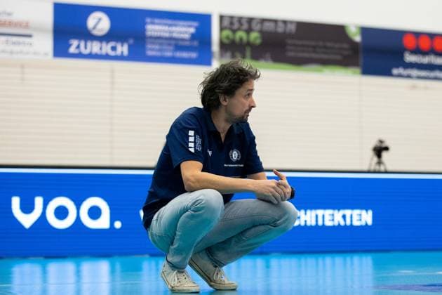 DVV Pokal Round of 16 Schwarz Weiss Erfurt vs VC Wiesbadent Erfurt 04 11 2023 Benedikt Frank Coach VC Wiesbaden DVV Pokal Round of 16 Schwarz Weiss Erfurt vs VC Wiesbadent Riethsporthalle Erfurt 04 11 2023 Copyright: xBEAUTIFULxSPORTS Duehringx