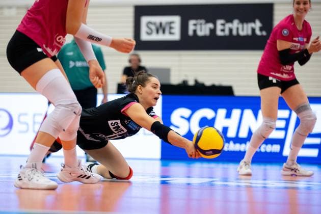 DVV Pokal Round of 16 Schwarz Weiss Erfurt vs VC Wiesbadent Erfurt 04 11 2023 Mia Anna Stauß 11 Schwarz Weiss Erfurt DVV Pokal Round of 16 Schwarz Weiss Erfurt vs VC Wiesbadent Riethsporthalle Erfurt 04 11 2023 Copyright: xBEAUTIFULxSPORTS Duehringx
