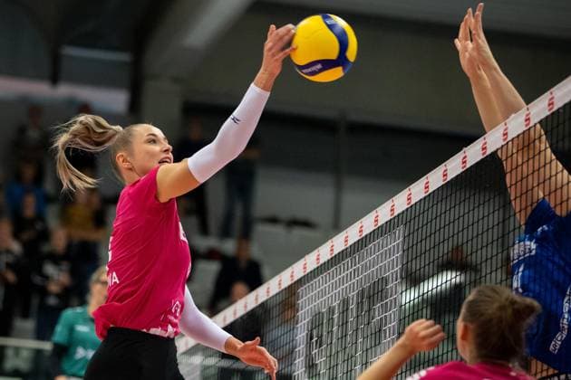 DVV Cup Round of 16 Black & White Erfurt vs VC Wiesbadent Erfurt 04 11 2023 Silvie Pavlova 4 Black & White Erfurt vs Jonna Wasserfaller 14 VC Wiesbaden DVV Cup Round of 16 Black & White Erfurt vs VC Wiesbadent Riethsporthalle Erfurt 04 11 2023 Copyright: xBEAUTIFULxSPORTS Duehringx