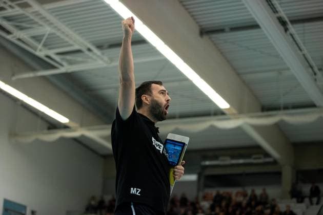 DVV Cup Round of 16 Schwarz Weiss Erfurt vs VC Wiesbadent Erfurt 04 11 2023 Mateusz Zarczynski Coach Schwarz Weiss Erfurt DVV Cup Round of 16 Schwarz Weiss Erfurt vs VC Wiesbadent Riethsporthalle Erfurt 04 11 2023 Copyright: xBEAUTIFULxSPORTS Duehringx